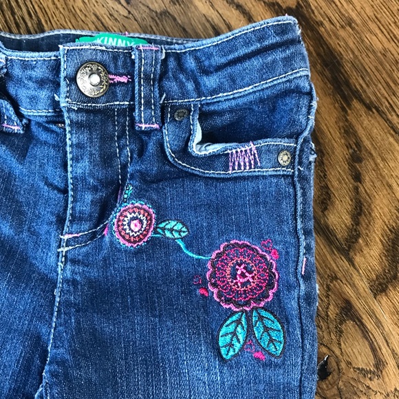 [SOLD] Kids R Us Skinny Jeans With Flowers 2T - Picture 3 of 5